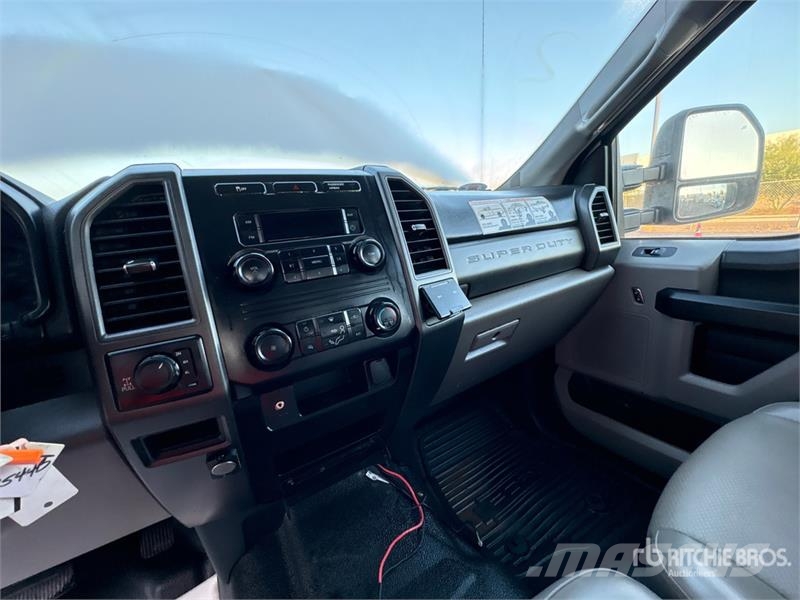 Ford F-250 Vieglais kravas automobilis/izkraušana no sāniem