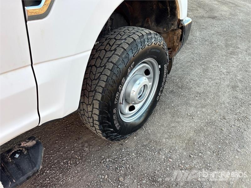 Ford F-250 平ボディー