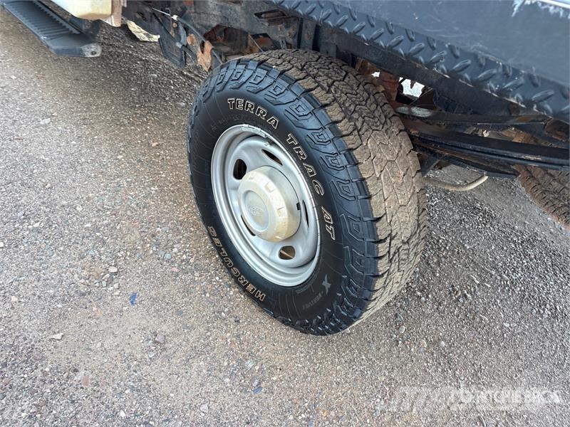 Ford F-250 Platós / Ponyvás teherautók