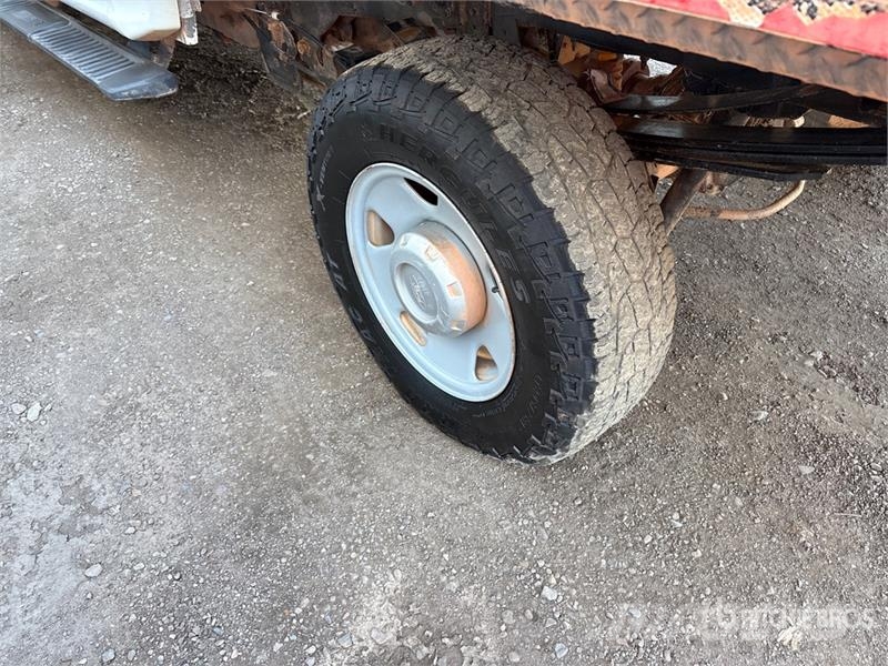 Ford F-250 Tovornjaki s kesonom/platojem