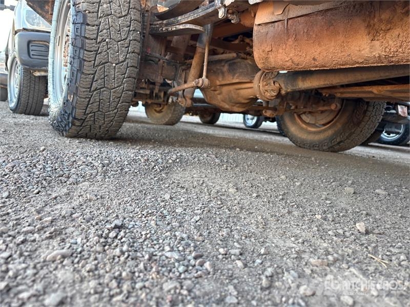 Ford F-250 Tovornjaki s kesonom/platojem