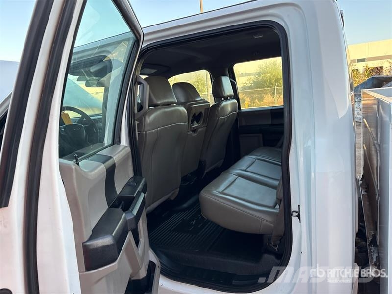 Ford F-250 Vieglais kravas automobilis/izkraušana no sāniem
