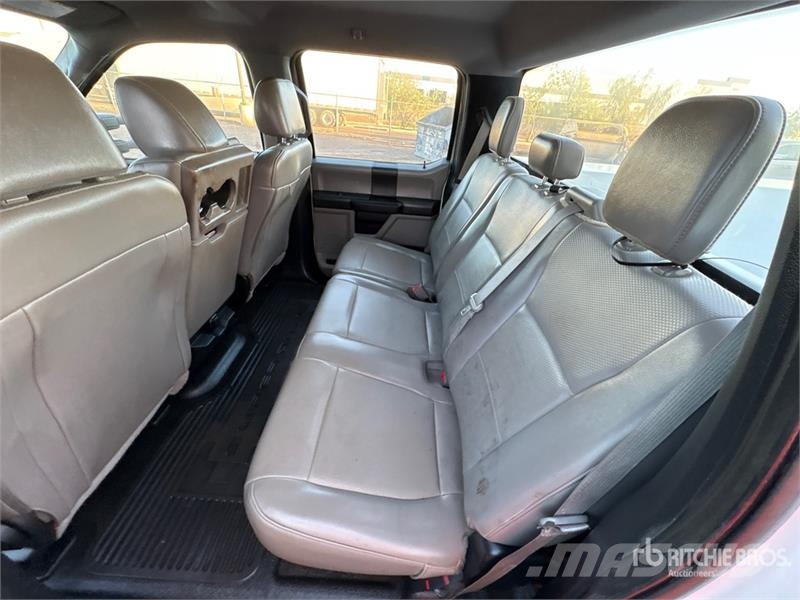 Ford F-250 Vieglais kravas automobilis/izkraušana no sāniem