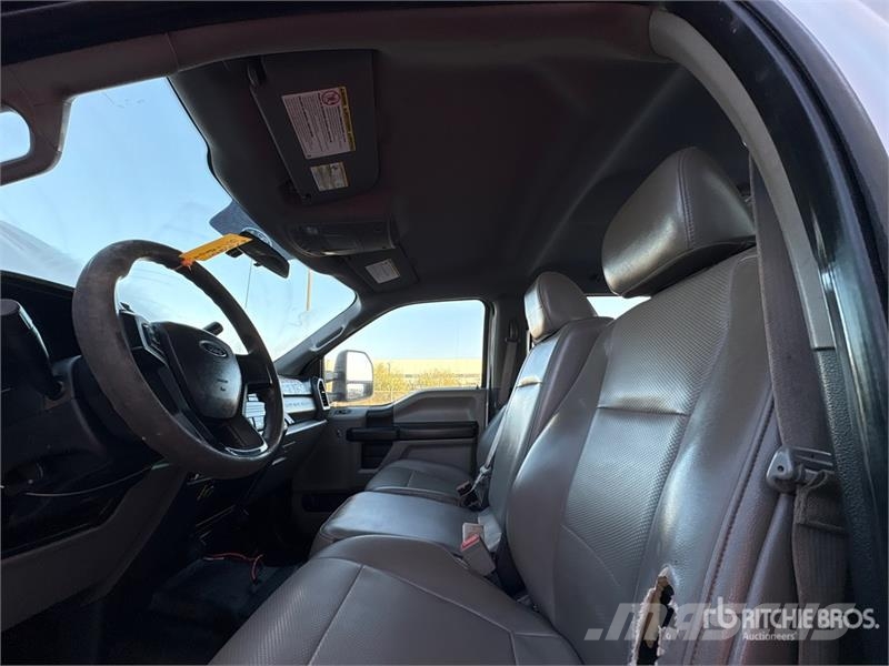 Ford F-250 Vieglais kravas automobilis/izkraušana no sāniem
