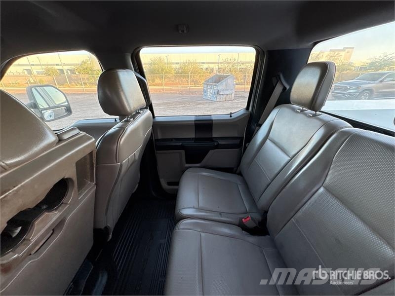 Ford F-250 Vieglais kravas automobilis/izkraušana no sāniem