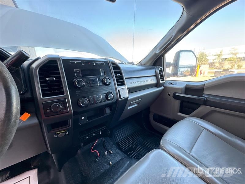Ford F-250 Platós / Ponyvás teherautók