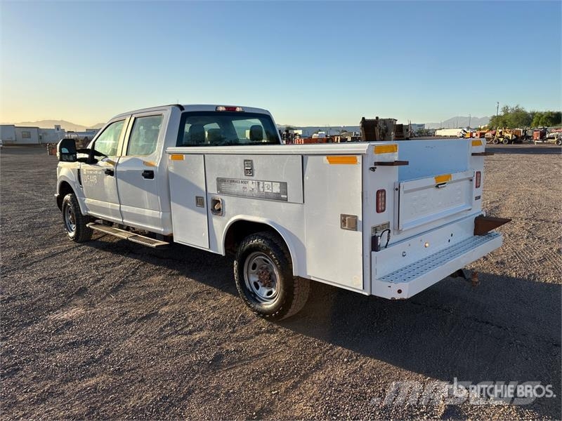 Ford F-250 Vieglais kravas automobilis/izkraušana no sāniem
