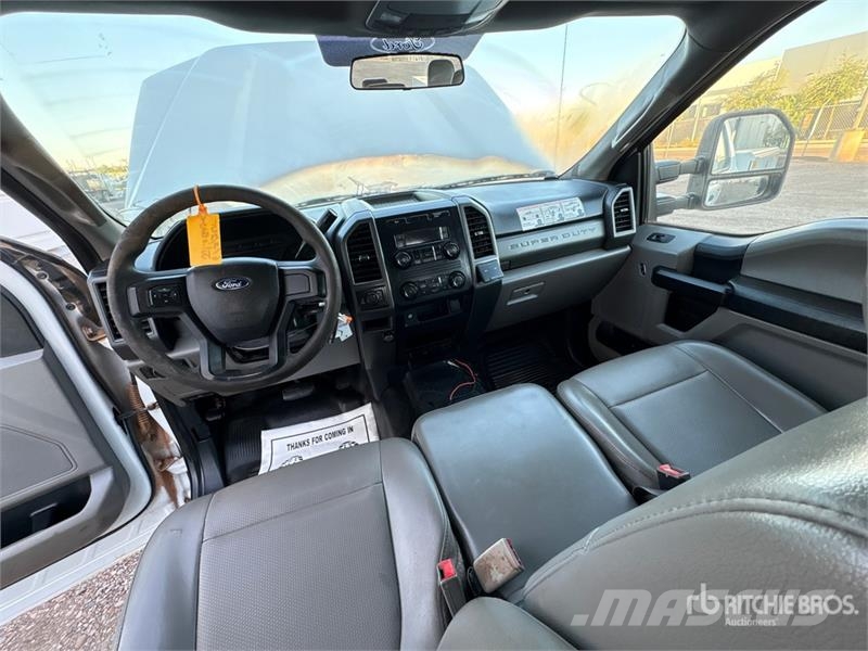 Ford F-250 Vieglais kravas automobilis/izkraušana no sāniem