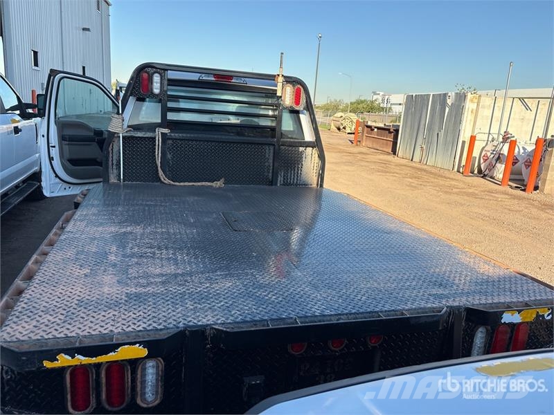 Ford F-250 Tovornjaki s kesonom/platojem