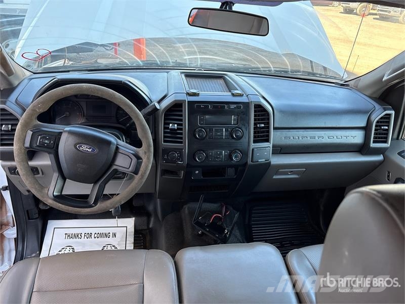 Ford F-250 平板栏板货车