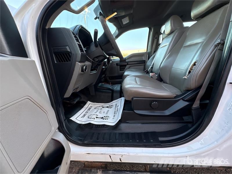 Ford F-250 Vieglais kravas automobilis/izkraušana no sāniem