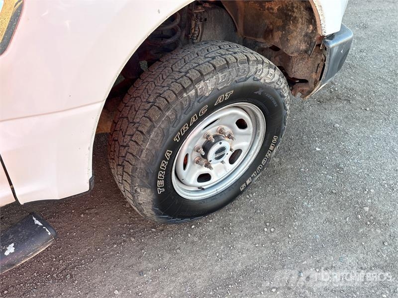 Ford F-250 Tovornjaki s kesonom/platojem