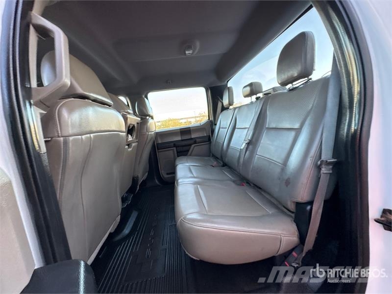 Ford F-250 Vieglais kravas automobilis/izkraušana no sāniem
