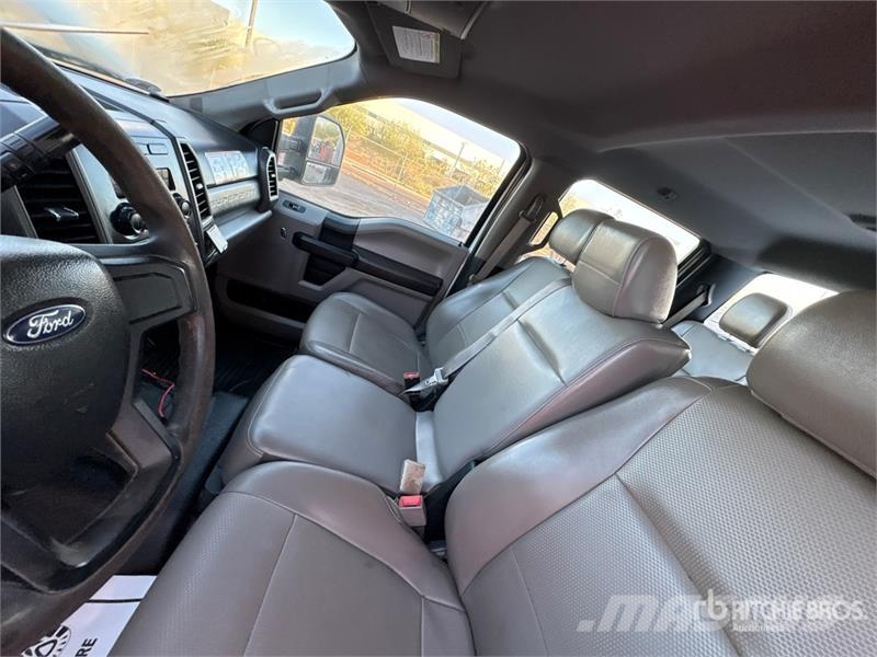 Ford F-250 Vieglais kravas automobilis/izkraušana no sāniem