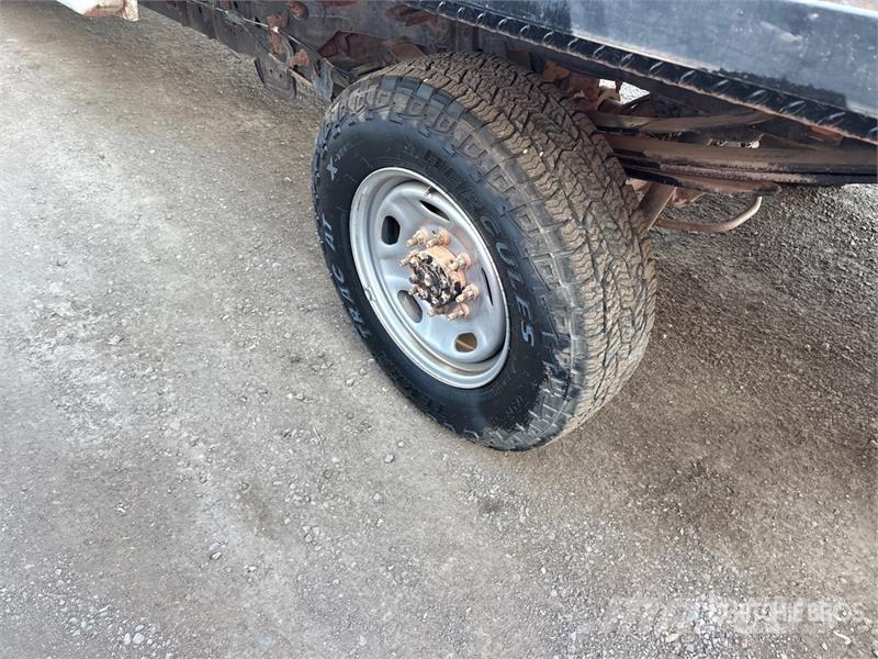 Ford F-250 Tovornjaki s kesonom/platojem