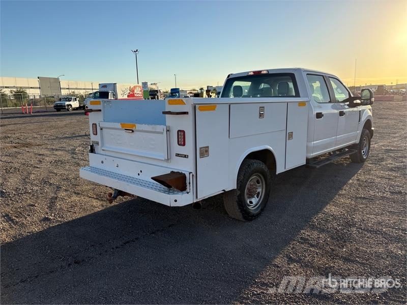 Ford F-250 Vieglais kravas automobilis/izkraušana no sāniem