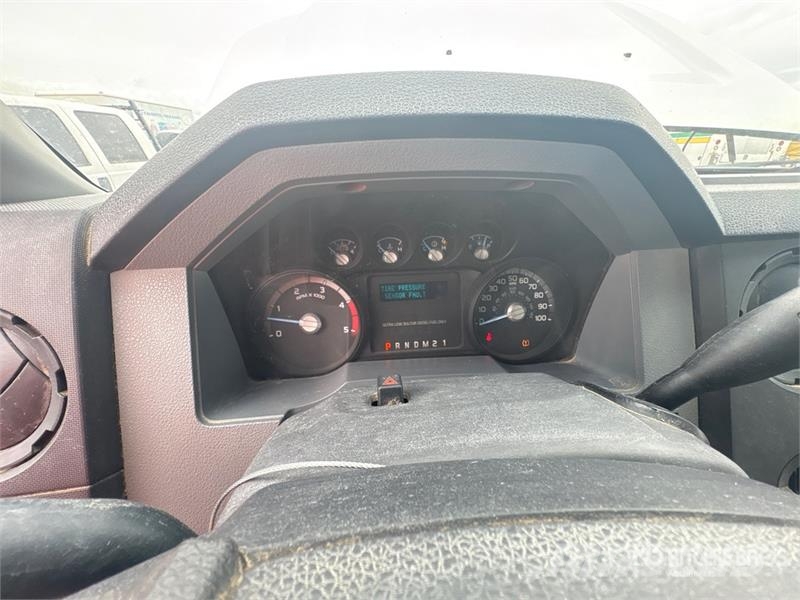 Ford F-250 平ボディー