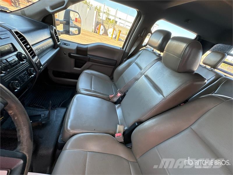 Ford F-250 Tovornjaki s kesonom/platojem
