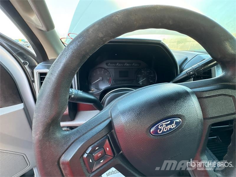 Ford F-250 平ボディー