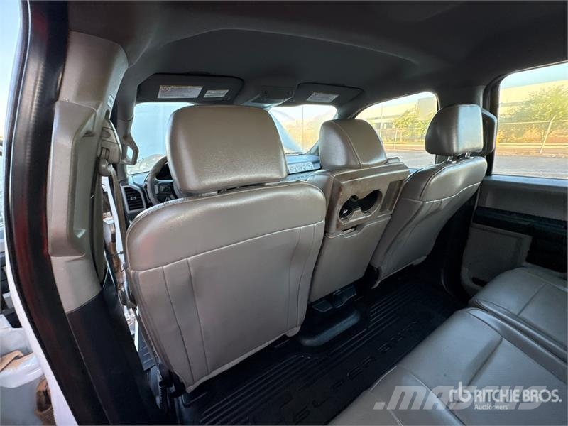 Ford F-250 Vieglais kravas automobilis/izkraušana no sāniem