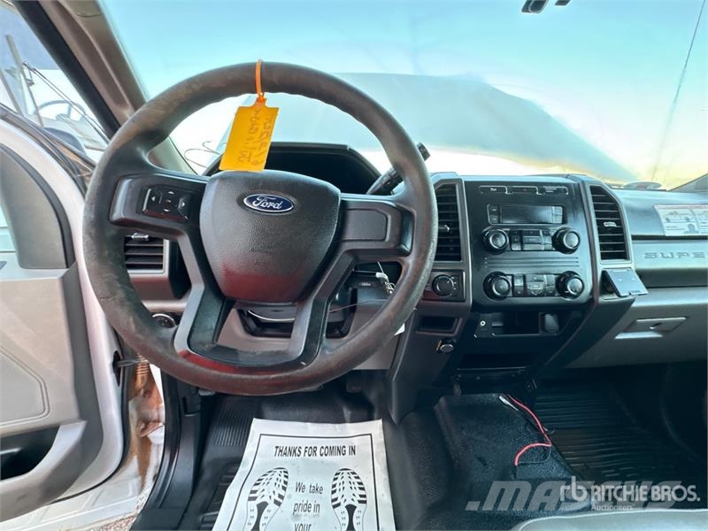 Ford F-250 Vieglais kravas automobilis/izkraušana no sāniem