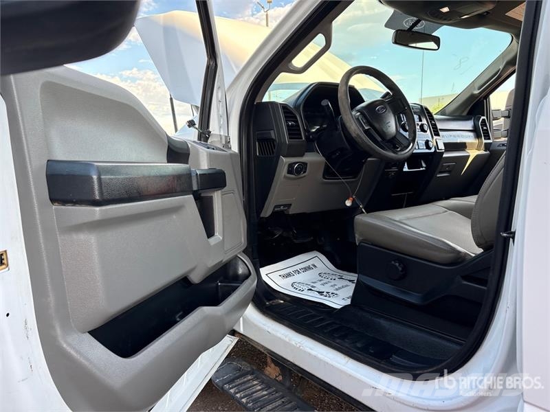 Ford F-250 驾驶室与内部