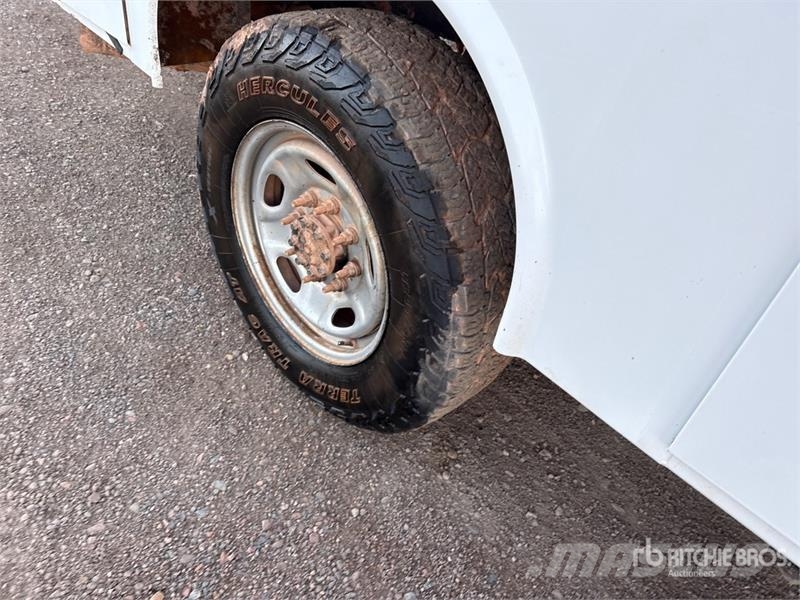 Ford F-250 Vieglais kravas automobilis/izkraušana no sāniem