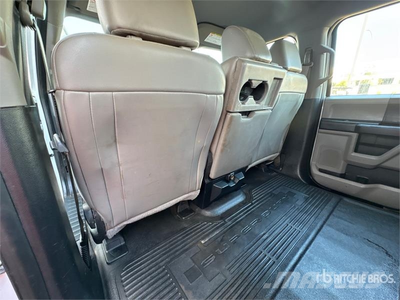 Ford F-250 Platós / Ponyvás teherautók