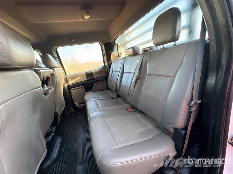 Ford F-250 Tovornjaki s kesonom/platojem