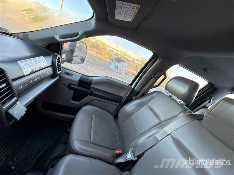 Ford F-250 Vieglais kravas automobilis/izkraušana no sāniem