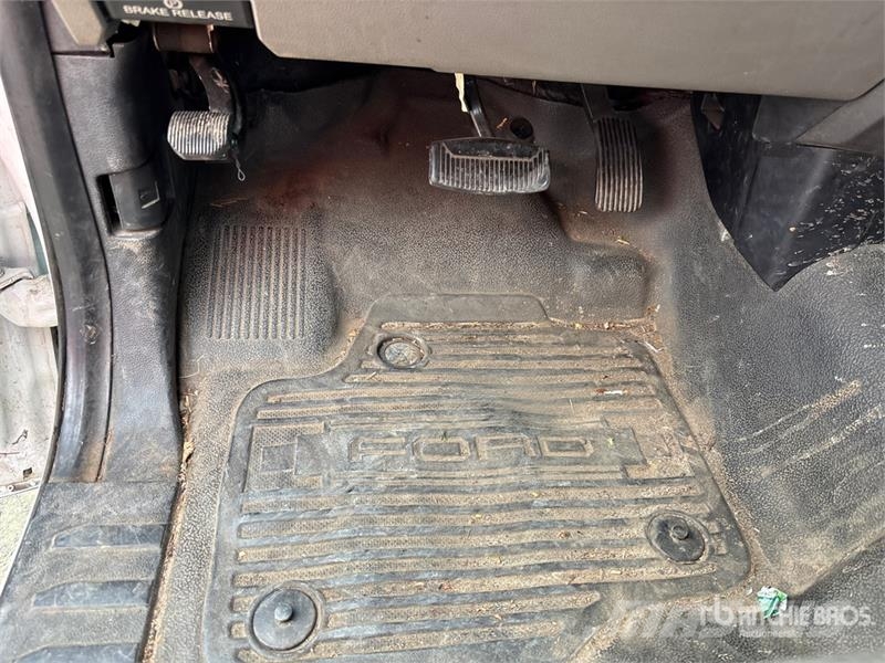 Ford F-250 4x2 Crew Cab Pickup Прочие фургоны