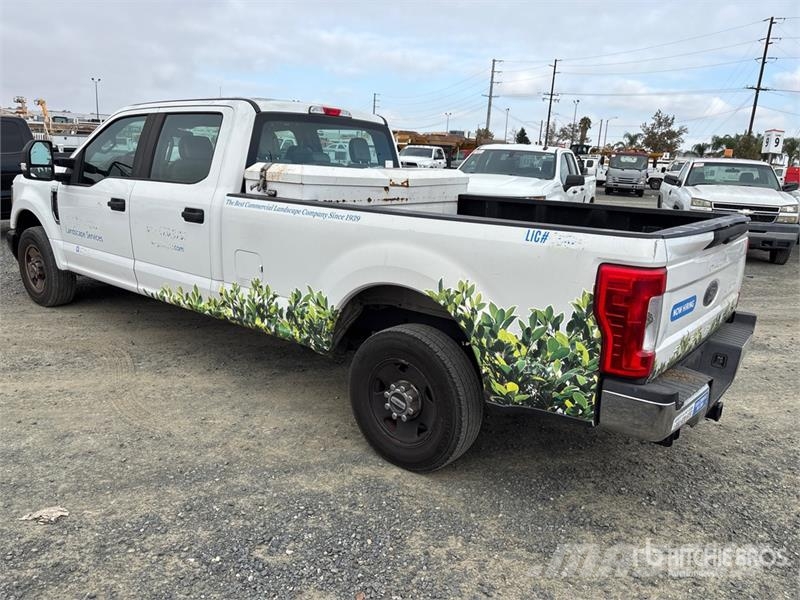 Ford F-250 4x2 Crew Cab Pickup Прочие фургоны