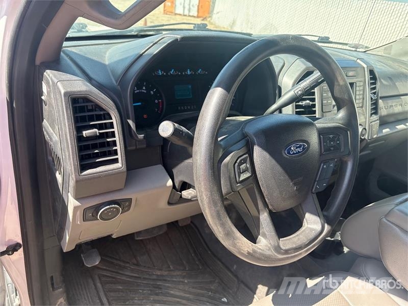 Ford F-250 4x2 Crew Cab Pickup Άλλα Vans