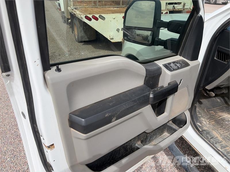 Ford F-250 4x2 Extended Cab Utility Truck Пикапи