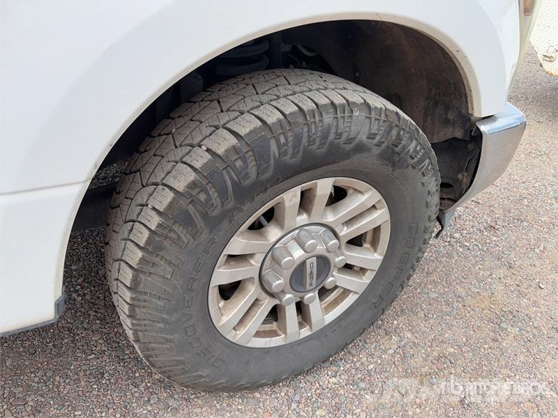 Ford F-250 4x2 Extended Cab Utility Truck Пикапи