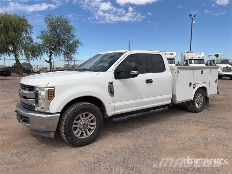 Ford F-250 4x2 Extended Cab Utility Truck Пикапи