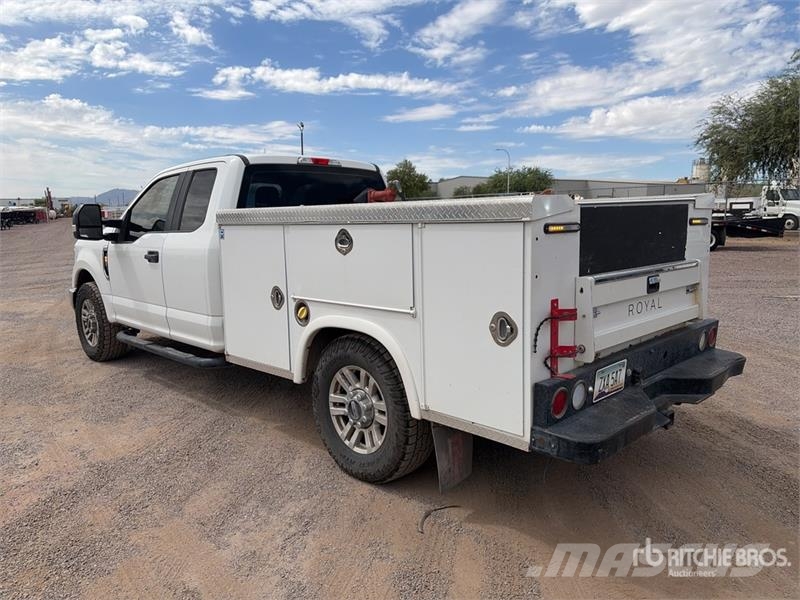 Ford F-250 4x2 Extended Cab Utility Truck Пикапи