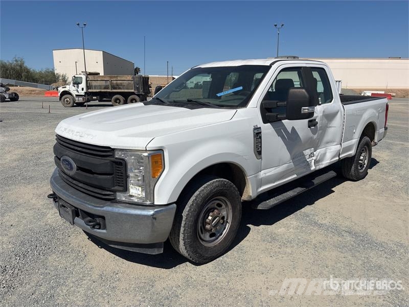 Ford F-250 4x2 Extended Cab Pickup その他