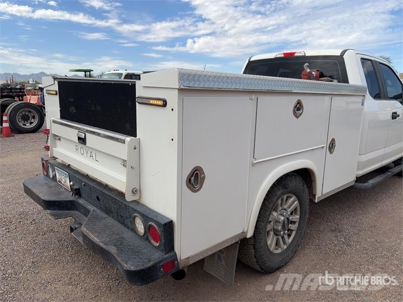Ford F-250 4x2 Extended Cab Utility Truck Пикапи