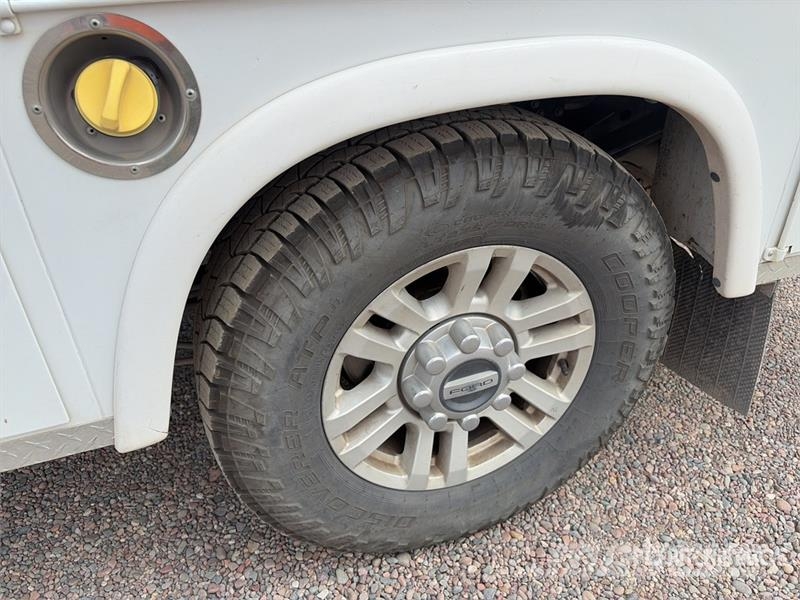 Ford F-250 4x2 Extended Cab Utility Truck Пикапи