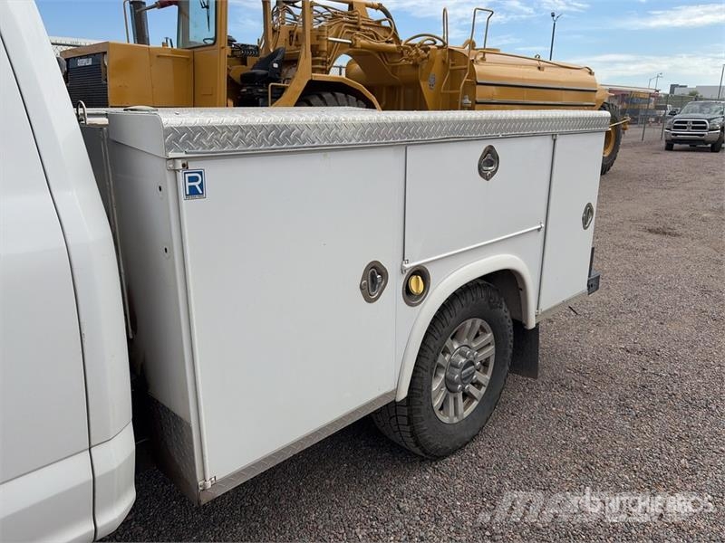 Ford F-250 4x2 Extended Cab Utility Truck Пикапи