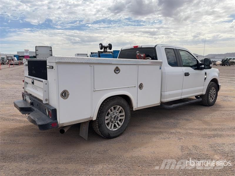 Ford F-250 4x2 Extended Cab Utility Truck Пикапи