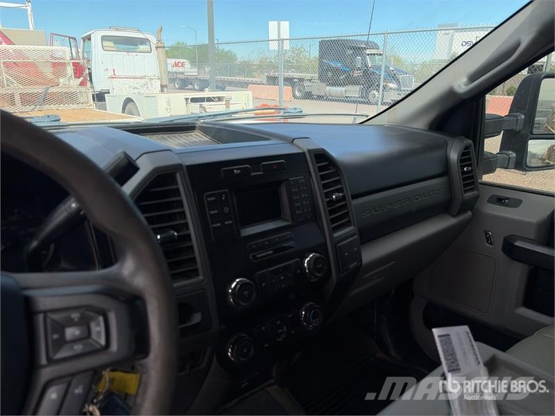 Ford F-250 4x2 Extended Cab Utility Truck Пикапи