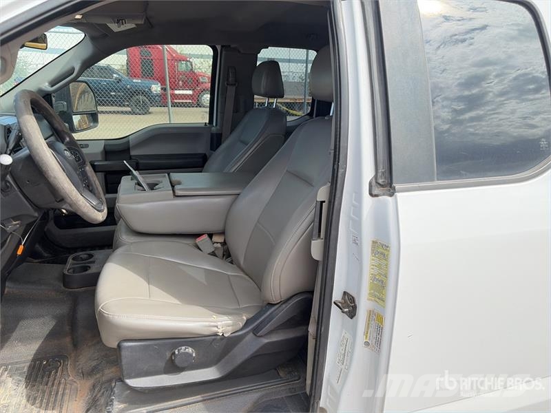 Ford F-250 4x2 Extended Cab Utility Truck Пикапи