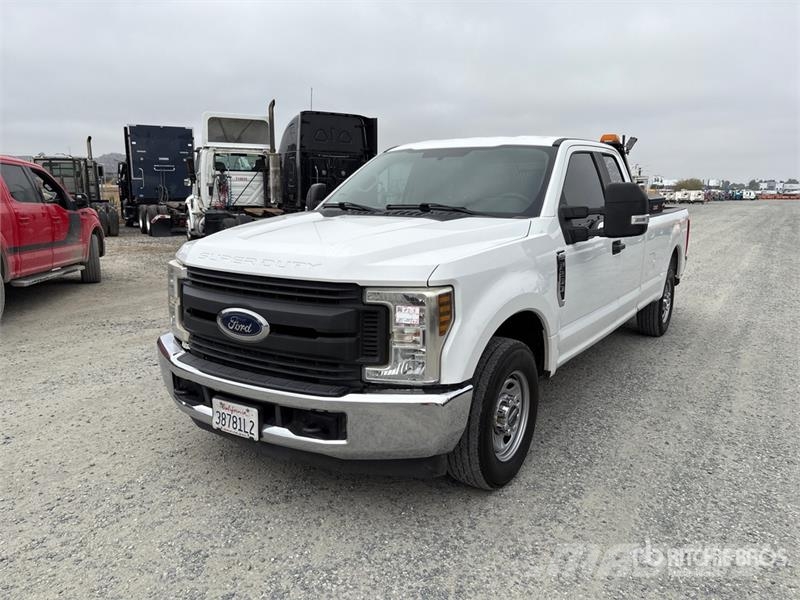 Ford F-250 4x2 Extended Cab Pickup Outro