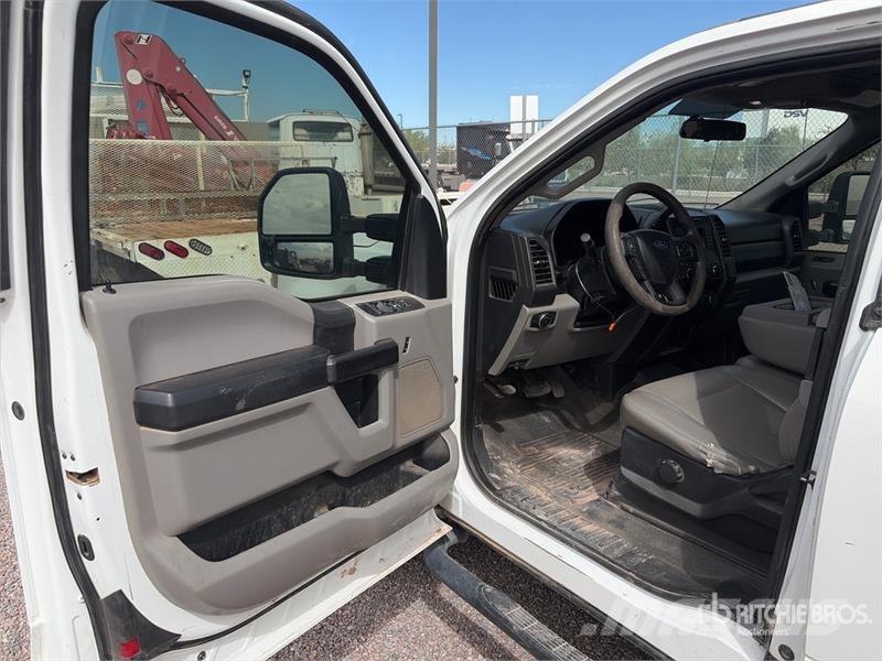Ford F-250 4x2 Extended Cab Utility Truck Пикапи