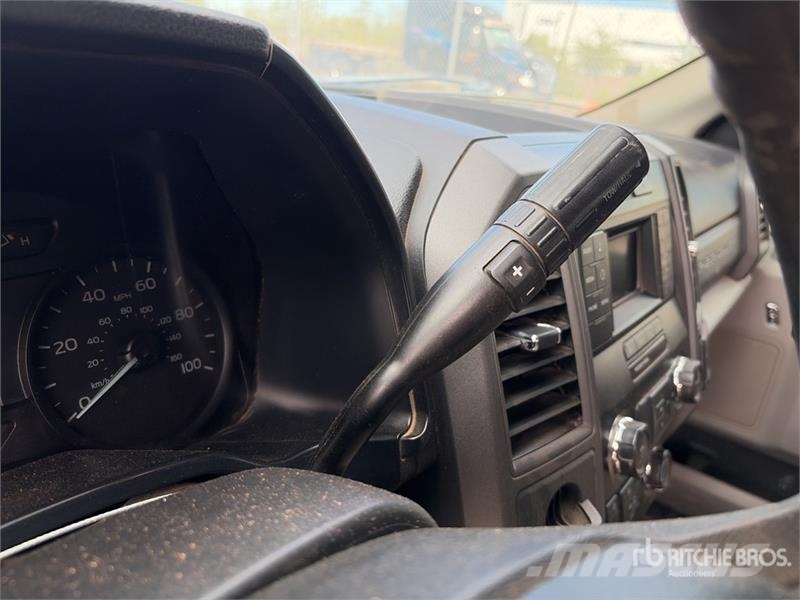 Ford F-250 4x2 Extended Cab Utility Truck Пикапи