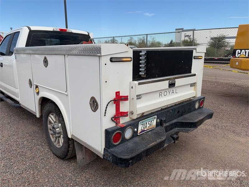 Ford F-250 4x2 Extended Cab Utility Truck Пикапи