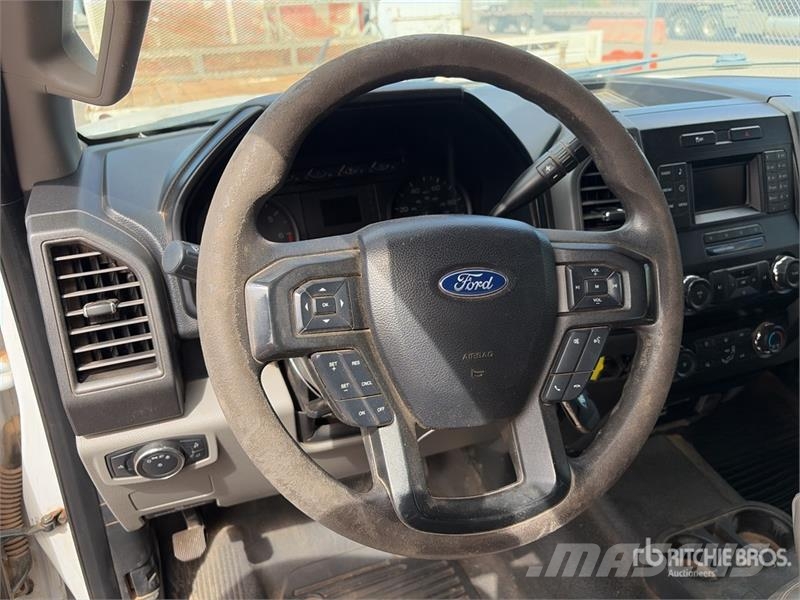 Ford F-250 4x2 Extended Cab Utility Truck Пикапи