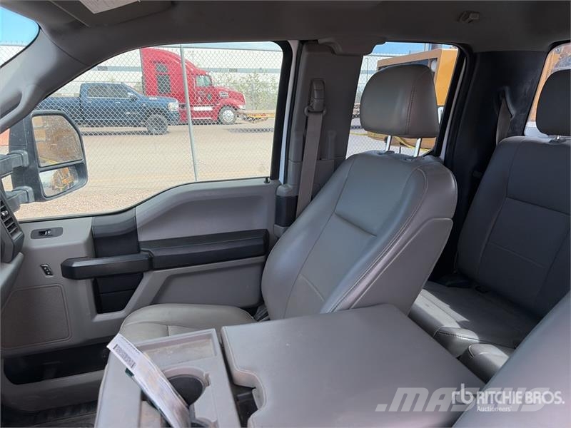 Ford F-250 4x2 Extended Cab Utility Truck Пикапи